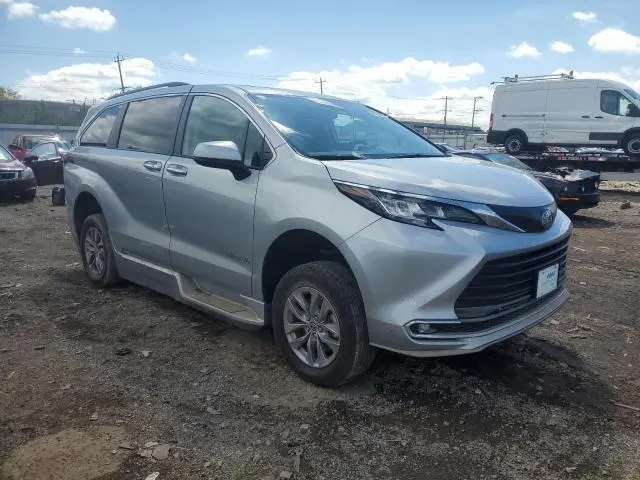 2022 TOYOTA SIENNA XLE  