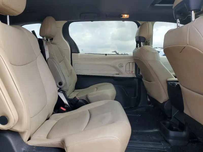 2022 TOYOTA SIENNA XLE  