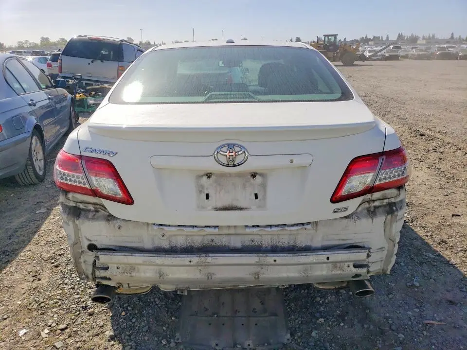 2011 TOYOTA CAMRY SE  