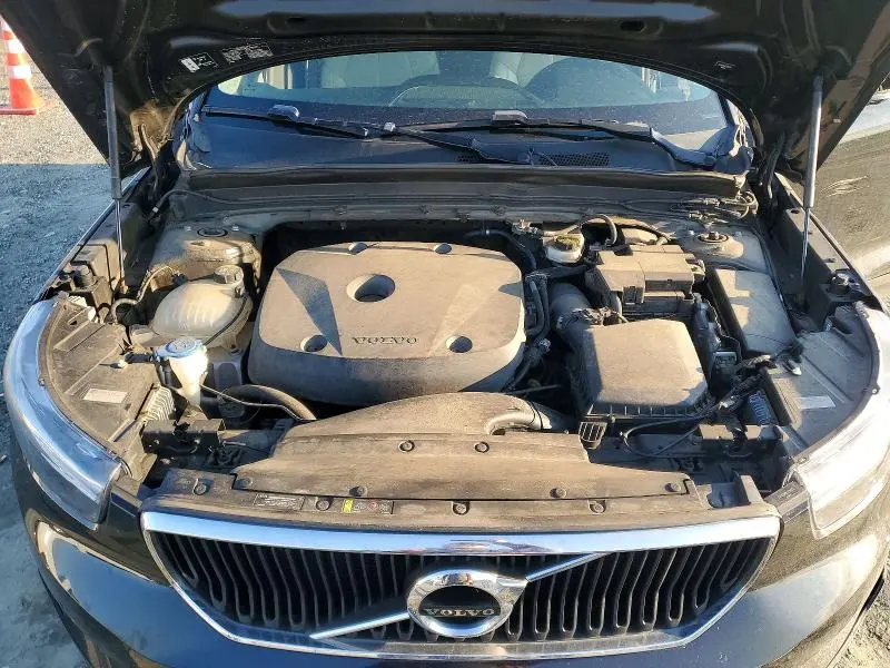 2020 VOLVO XC40 T5 MOMENTUM  