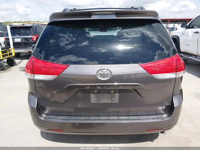 2014 TOYOTA SIENNA XLE V6 8 PASSENGER