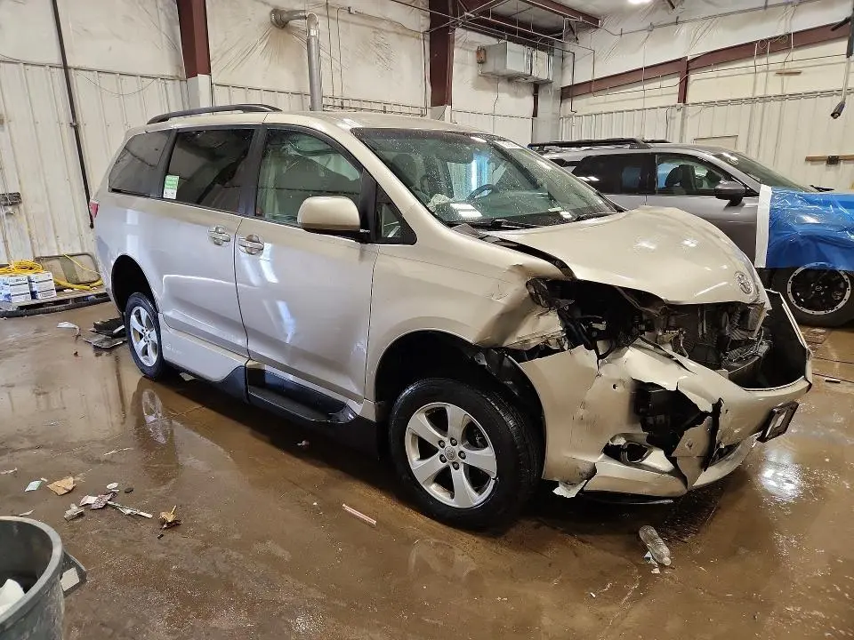 2015 TOYOTA SIENNA LE 8-PASSENGER  