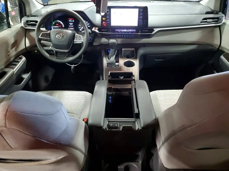 2021 TOYOTA SIENNA LE  