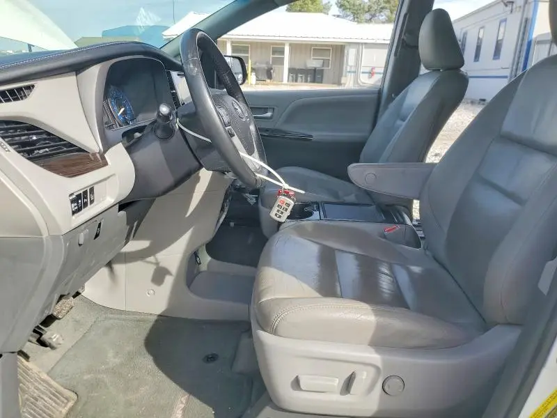 2017 TOYOTA SIENNA XLE  