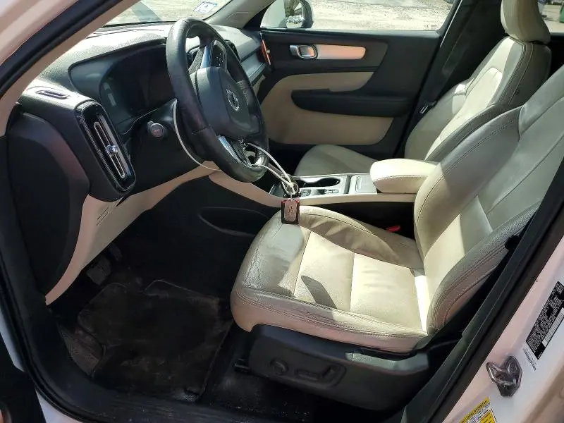 2020 VOLVO XC40 T4 MOMENTUM  