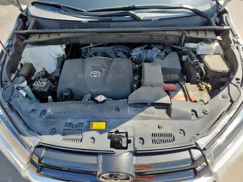 2019 TOYOTA HIGHLANDER SE  