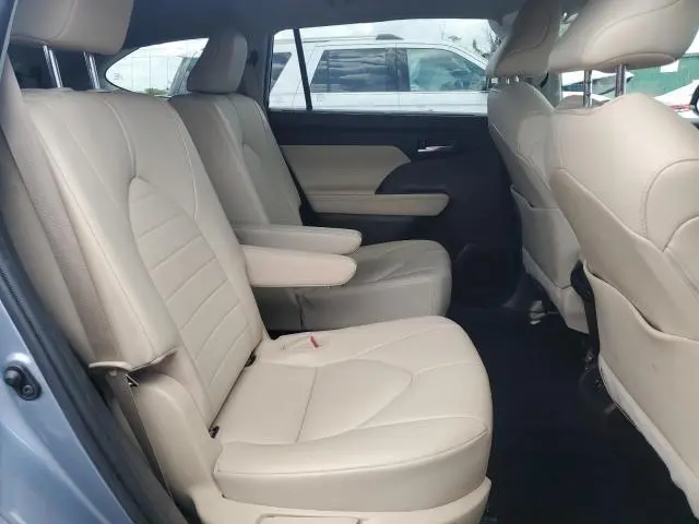 2021 TOYOTA HIGHLANDER XLE  