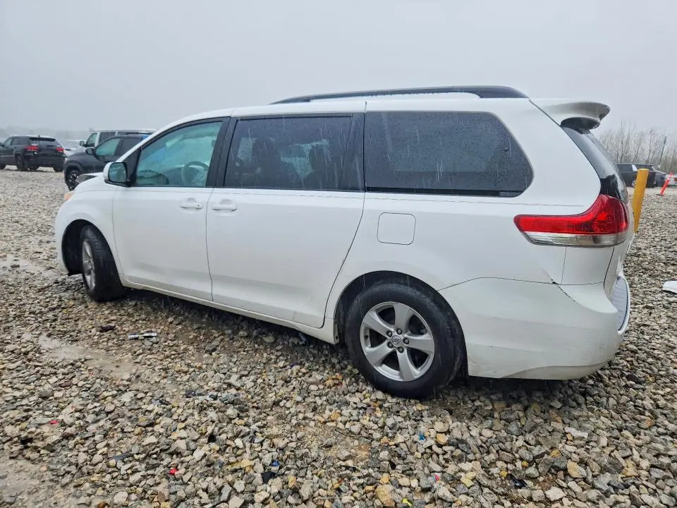 2013 TOYOTA SIENNA LE  