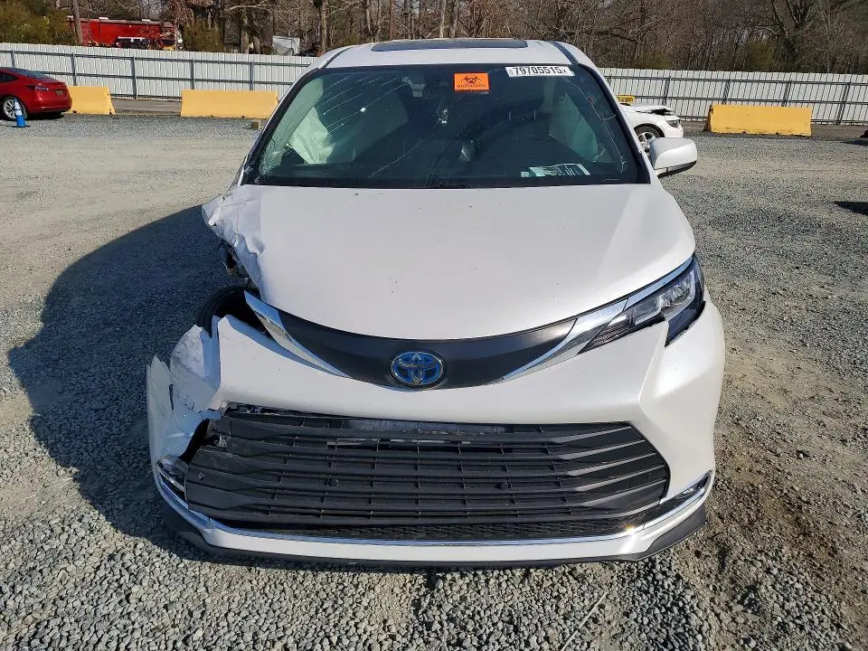 2023 TOYOTA SIENNA XLE 8-PASSENGER  