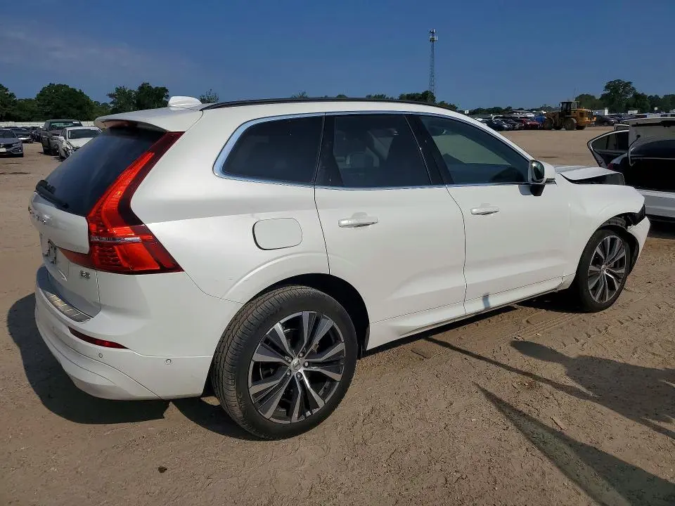 2022 VOLVO XC60 B5 MOMENTUM  