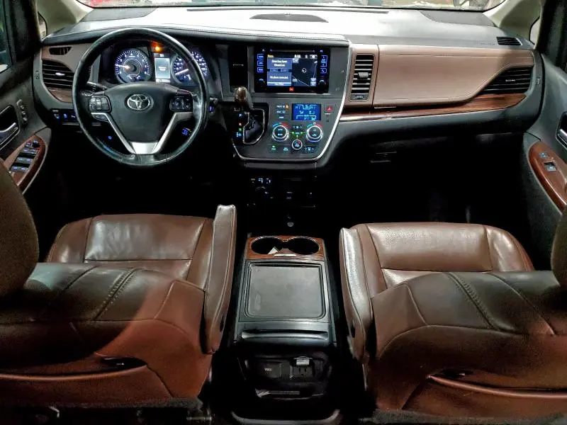 2017 TOYOTA SIENNA XLE  
