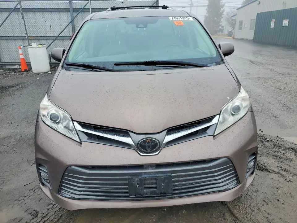 2019 TOYOTA SIENNA XLE  
