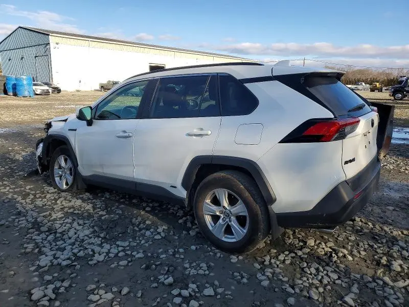 2021 TOYOTA RAV4 XLE  