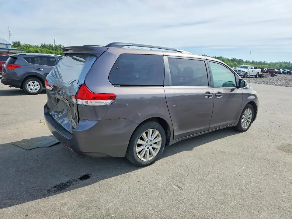 2013 TOYOTA SIENNA LE  