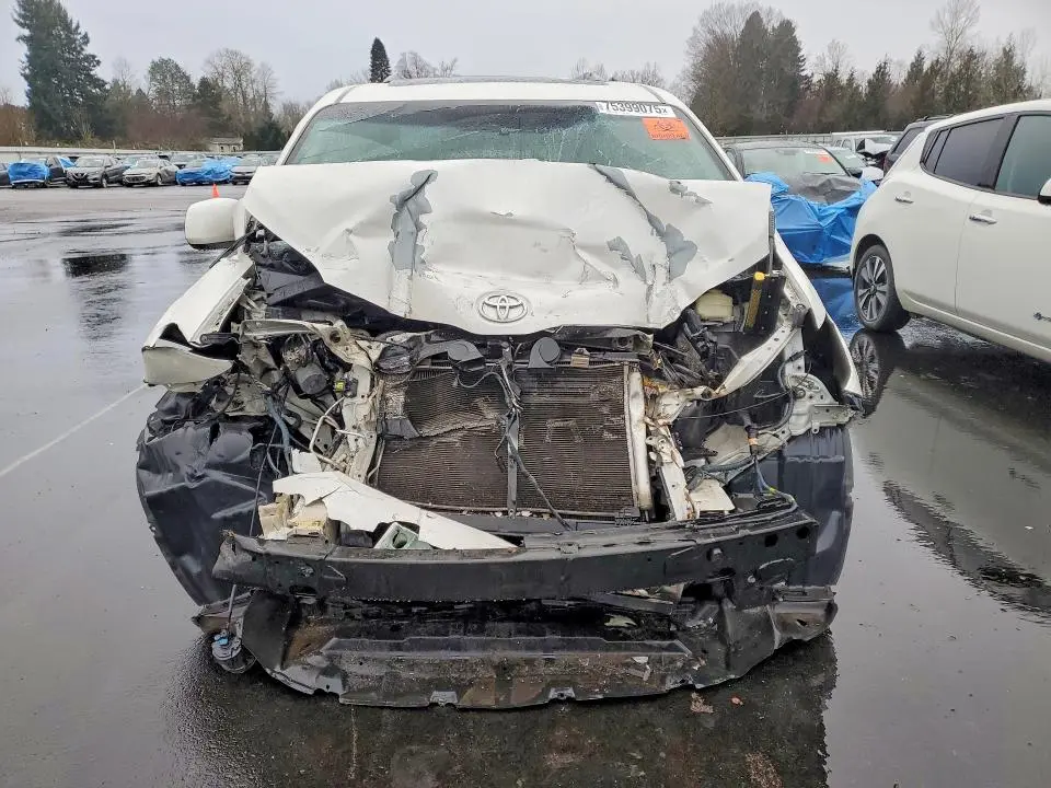 2017 TOYOTA SIENNA   