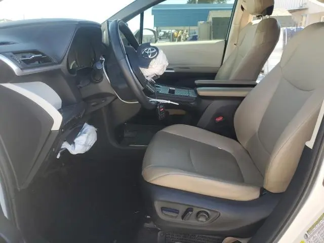 2021 TOYOTA SIENNA XLE  