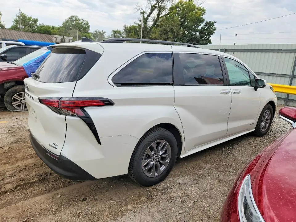 2021 TOYOTA SIENNA XLE  