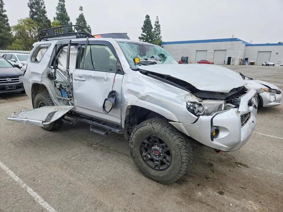 2020 TOYOTA 4RUNNER SR5  