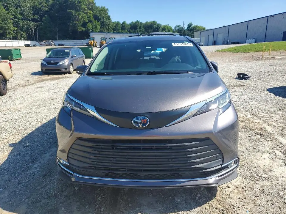 2021 TOYOTA SIENNA XLE  