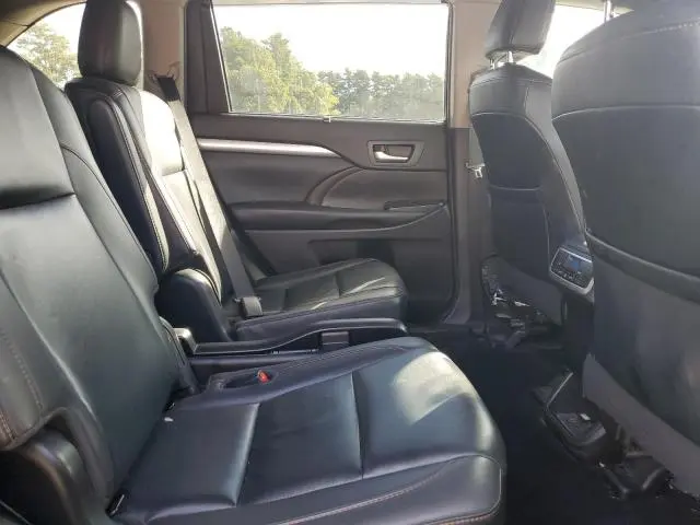 2019 TOYOTA HIGHLANDER SE  