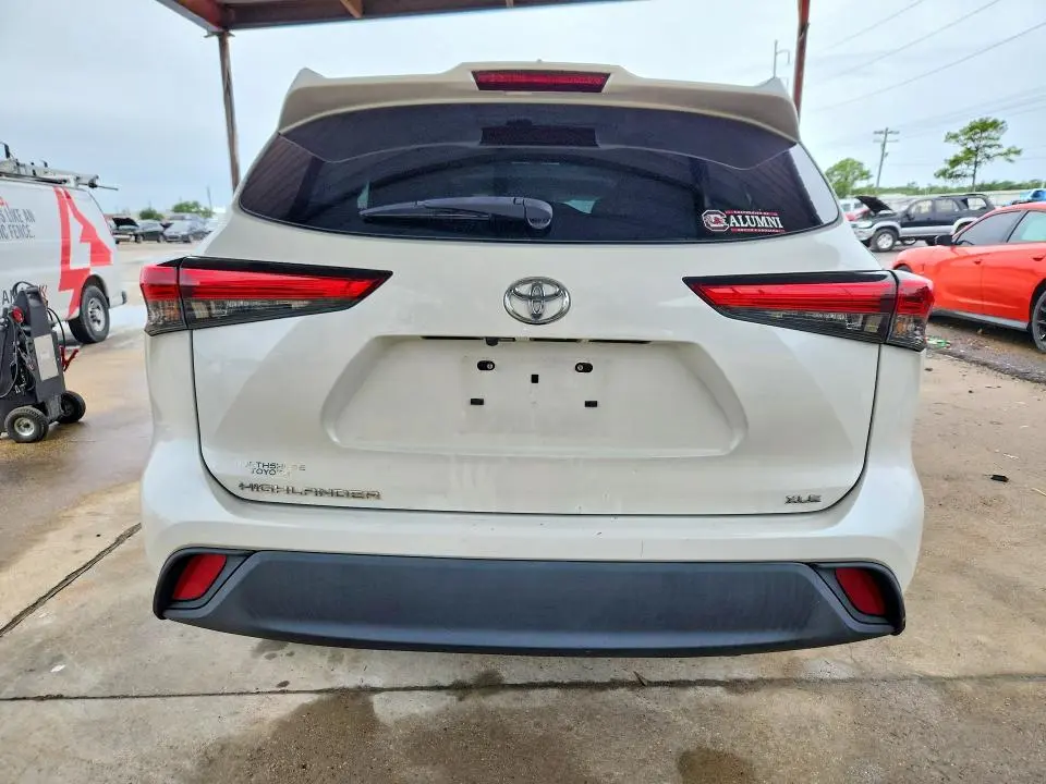 2021 TOYOTA HIGHLANDER XLE  