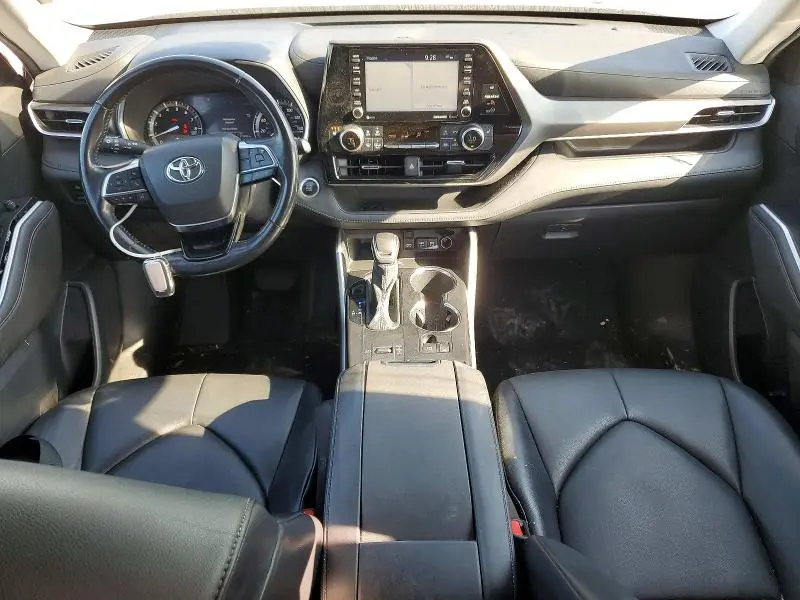 2021 TOYOTA HIGHLANDER XLE  