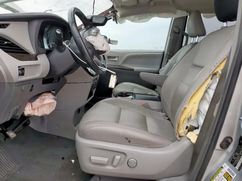 2019 TOYOTA SIENNA XLE  