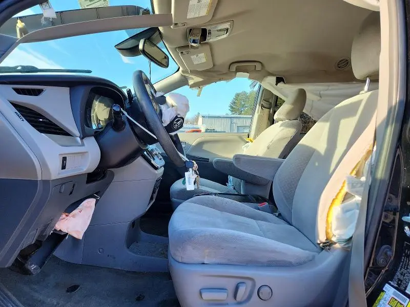 2018 TOYOTA SIENNA LE  