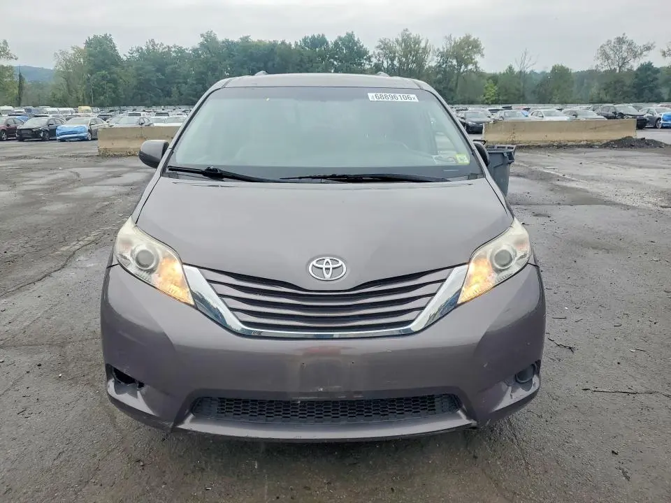 2017 TOYOTA SIENNA LE  