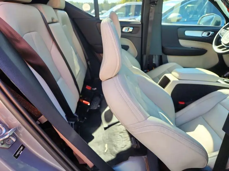 2020 VOLVO XC40 T5 MOMENTUM  