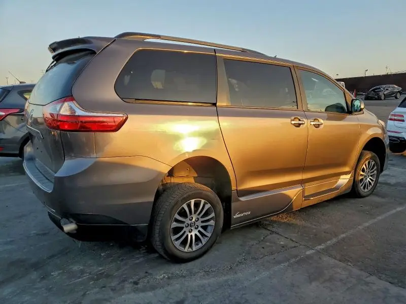 2019 TOYOTA SIENNA XLE  