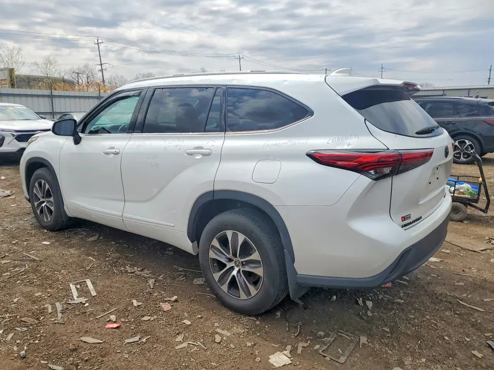 2022 TOYOTA HIGHLANDER XLE  