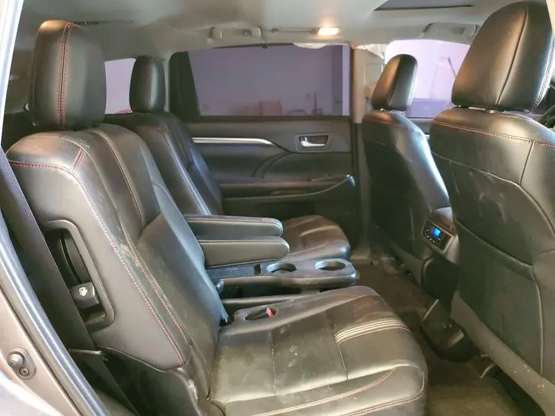 2019 TOYOTA HIGHLANDER SE  
