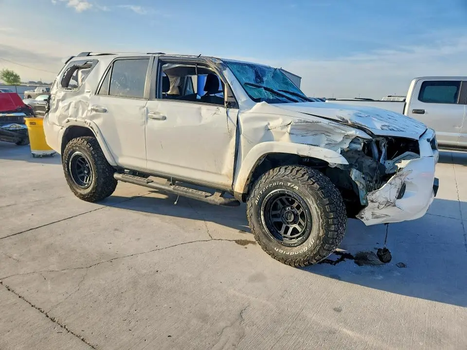 2023 TOYOTA 4RUNNER SR5  