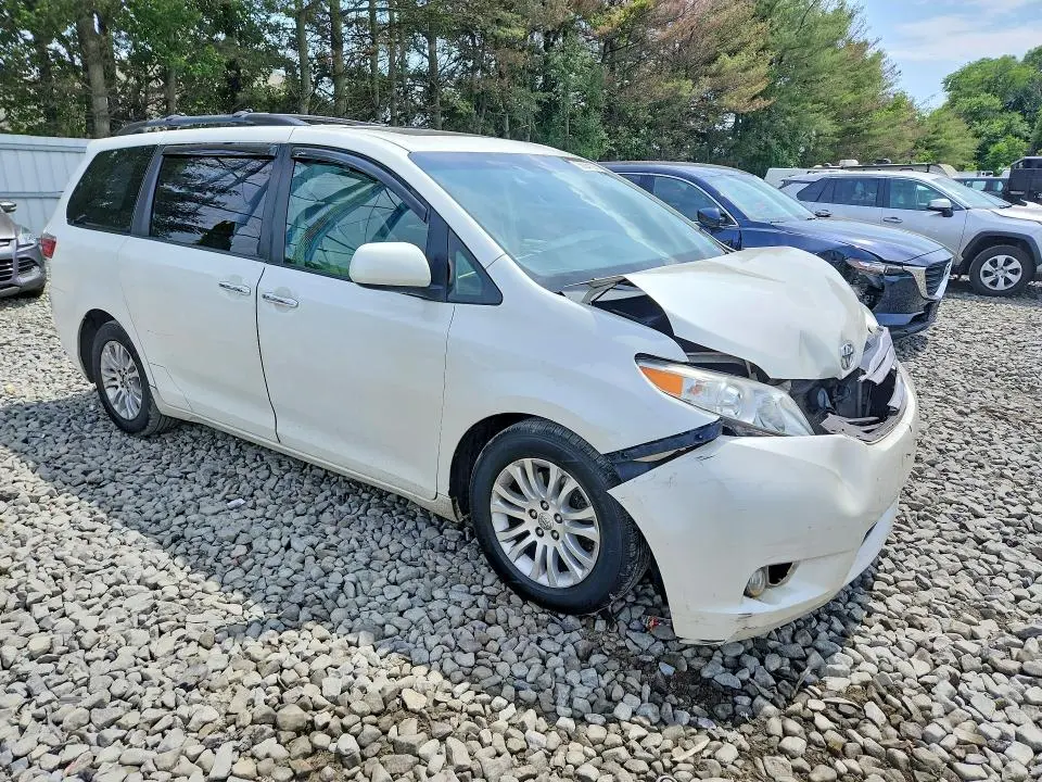 2015 TOYOTA SIENNA XLE 8-PASSENGER  