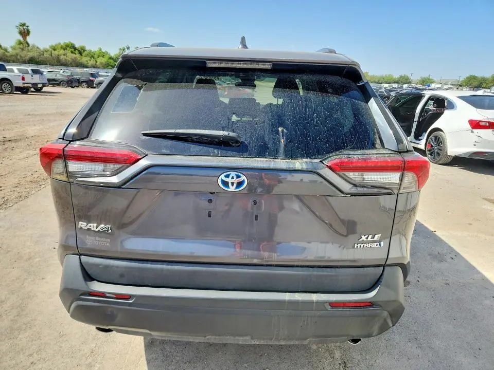 2021 TOYOTA RAV4 XLE  