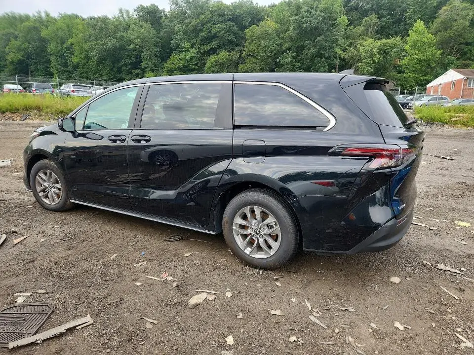 2026 TOYOTA SIENNA LE  