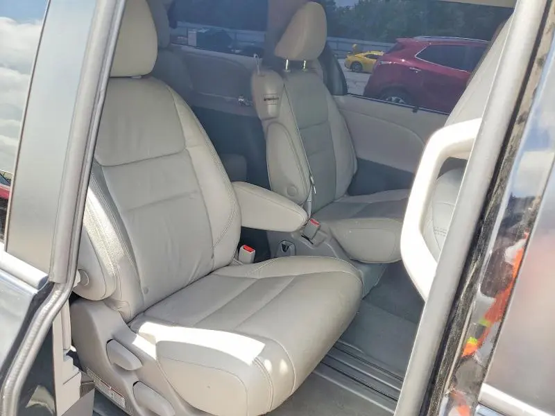 2018 TOYOTA SIENNA XLE 8-PASSENGER  