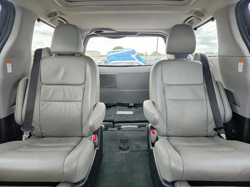 2017 TOYOTA SIENNA LIMITED PREMIUM 7-PASSENGER  
