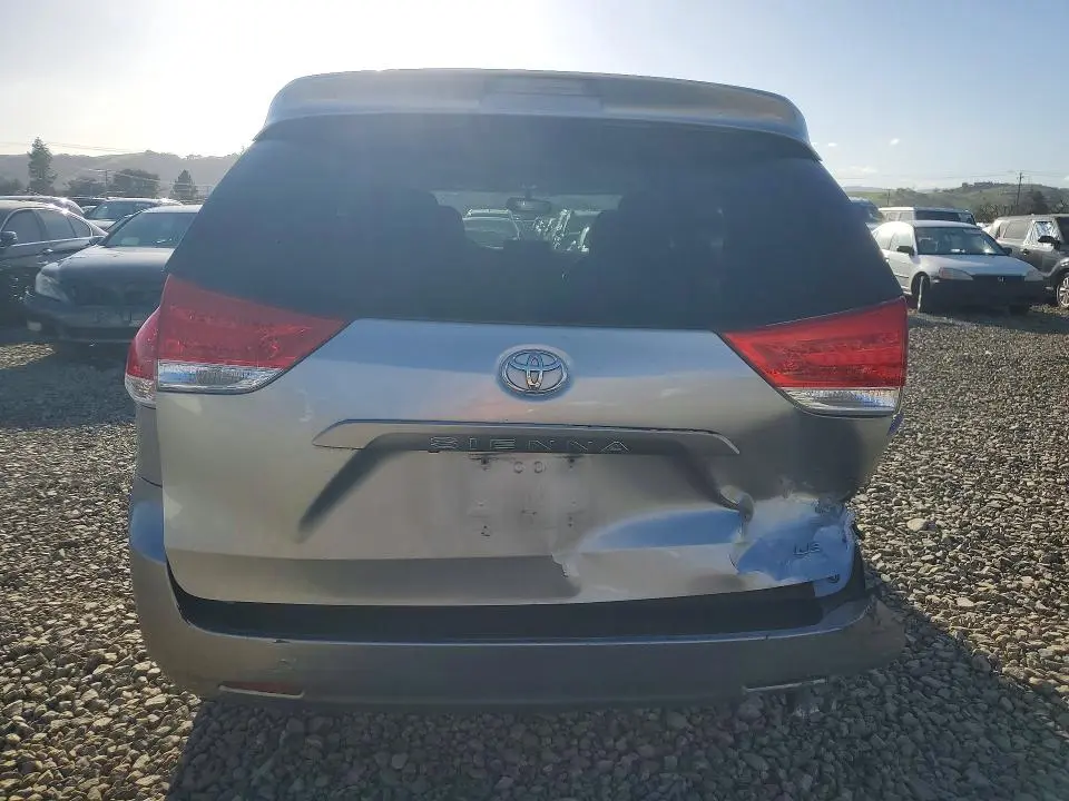 2013 TOYOTA SIENNA LE 8-PASSENGER  