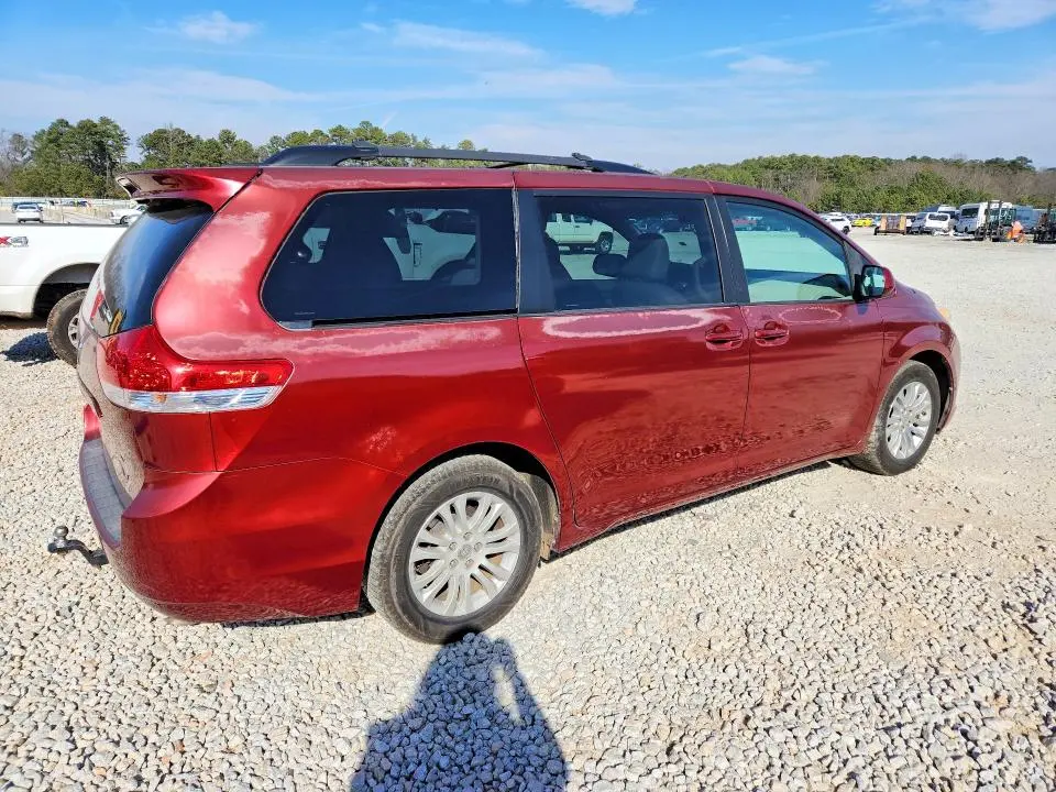 2011 TOYOTA SIENNA XLE  
