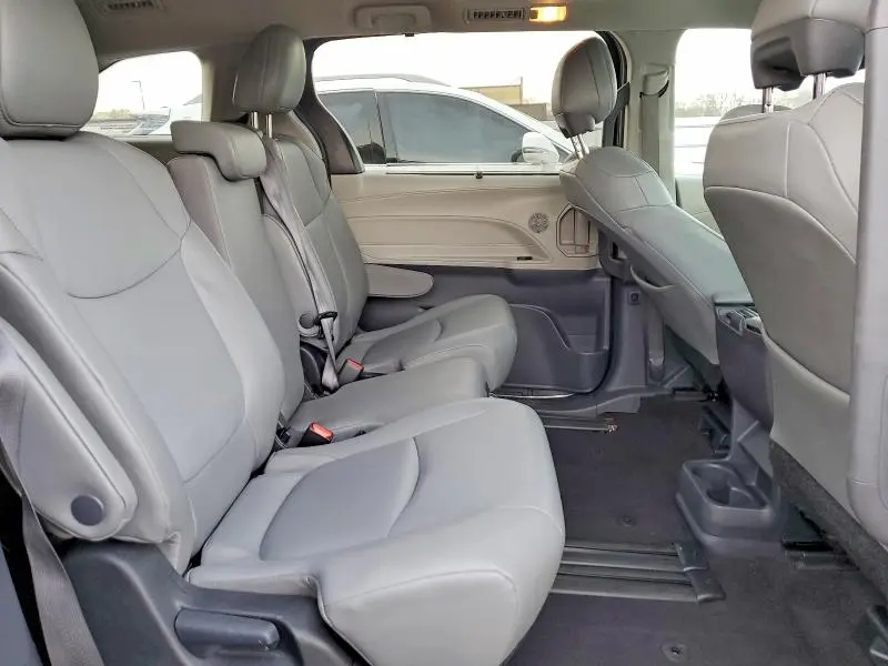 2023 TOYT SIENNA XLE   