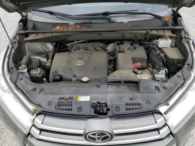 2019 TOYOTA HIGHLANDER SE  