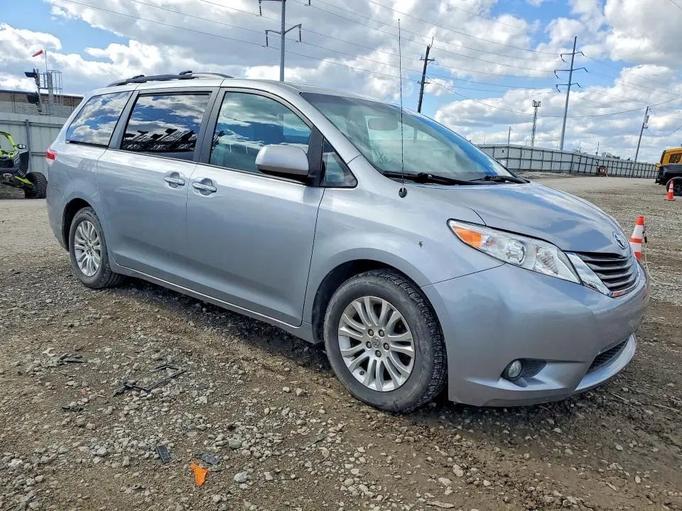 2013 TOYOTA SIENNA XLE 8-PASSENGER  