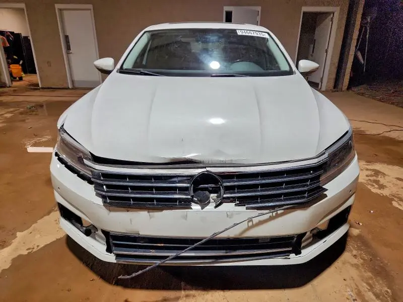 2017 VOLKSWAGEN PASSAT SE  