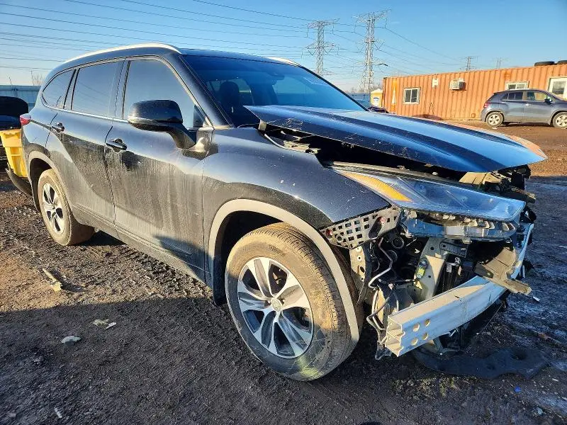2022 TOYOTA HIGHLANDER XLE  