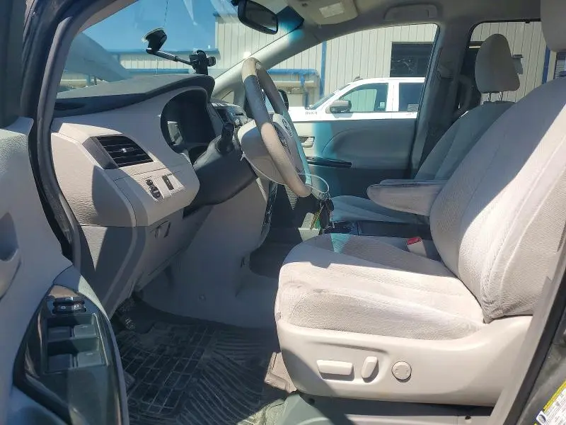 2014 TOYOTA SIENNA LE  