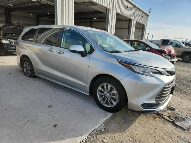 2021 TOYOTA SIENNA LE  