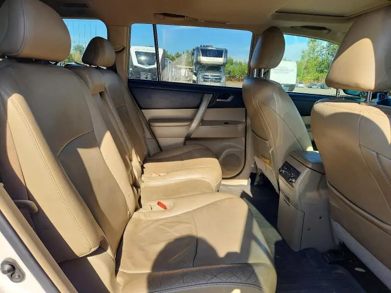 2011 TOYOTA HIGHLANDER SE  