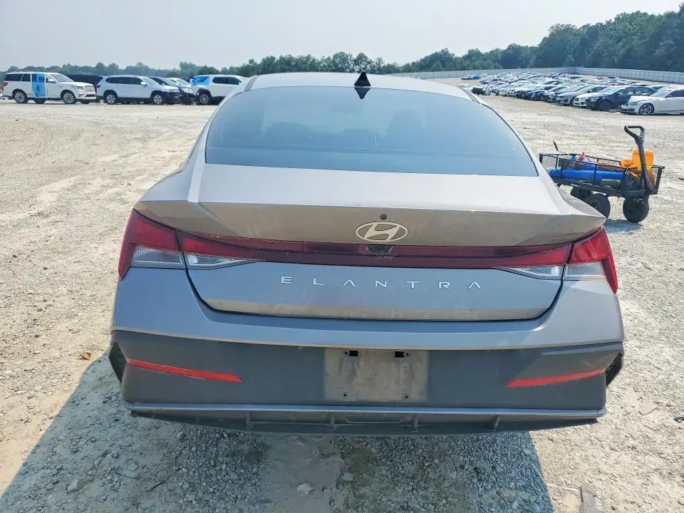 2024 HYUNDAI ELANTRA SE  